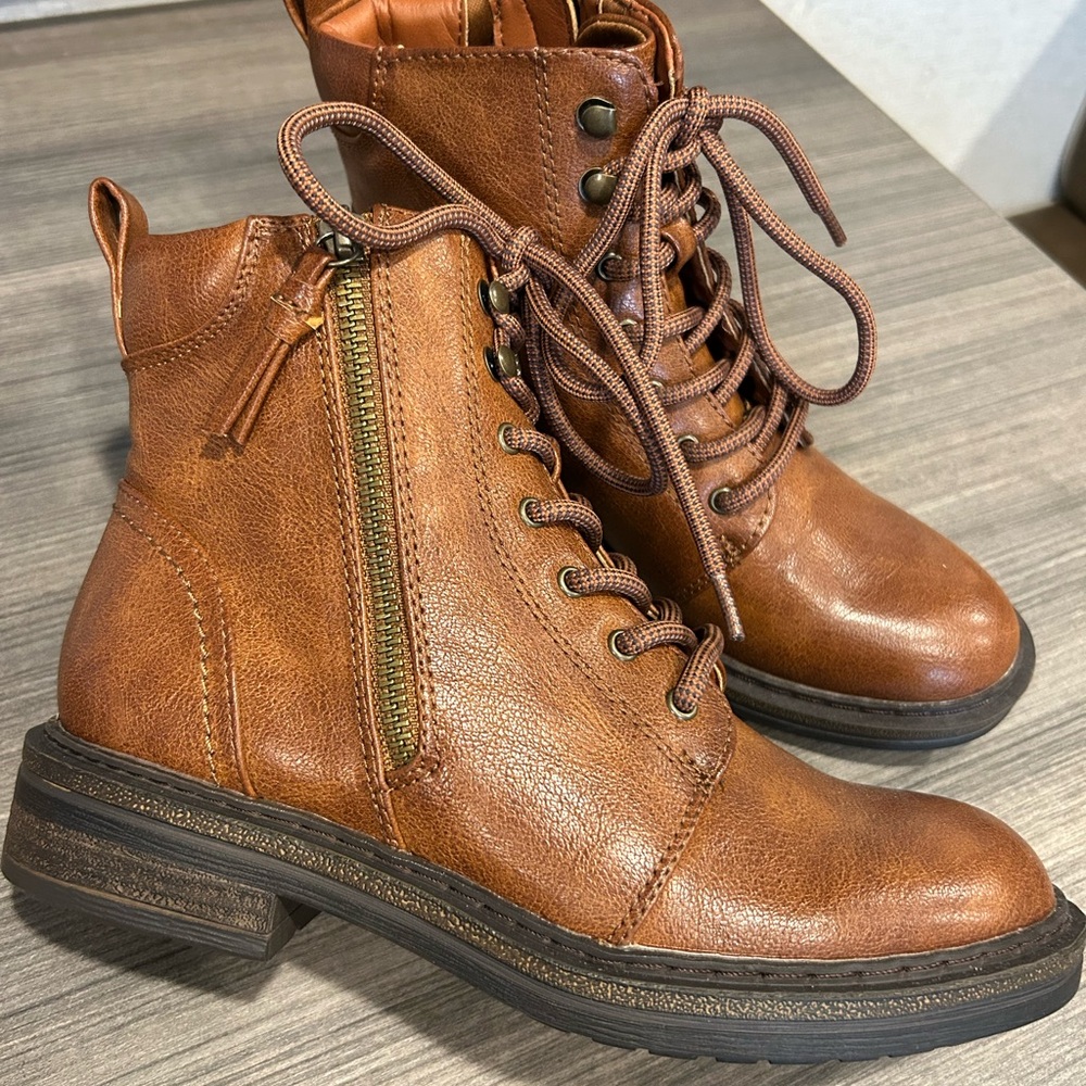 NWOT Baretraps tan Lace Up Boots